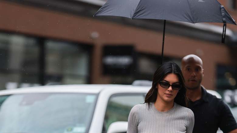 Kendall Jenner sous un parapluie