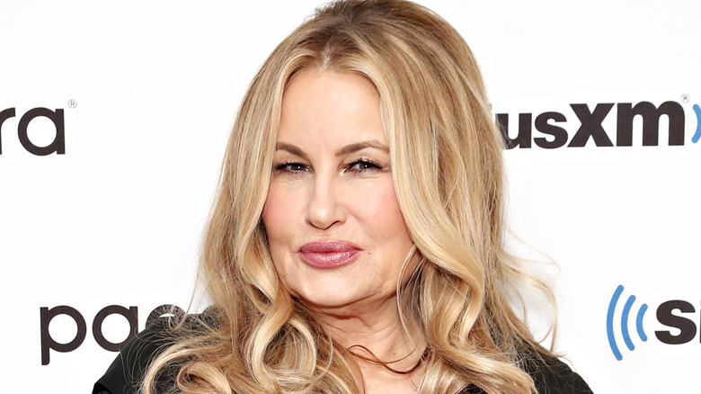 Jennifer Coolidge posant