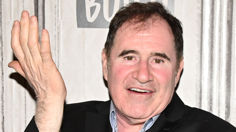 Richard Kind avec la main en l'air