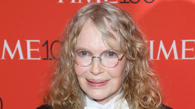 Mia Farrow souriante