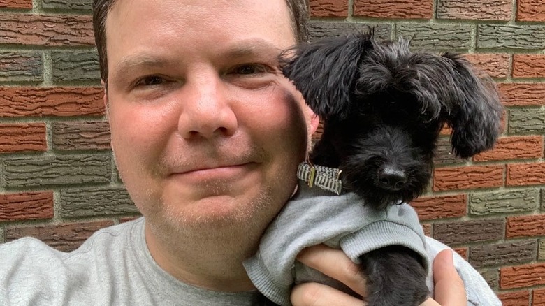 Michael Devine prend un selfie avec un chien