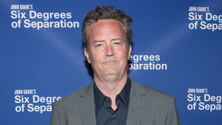 Matthew Perry posant