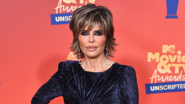 Lisa Rinna robe en velours bleu et smokey eyes