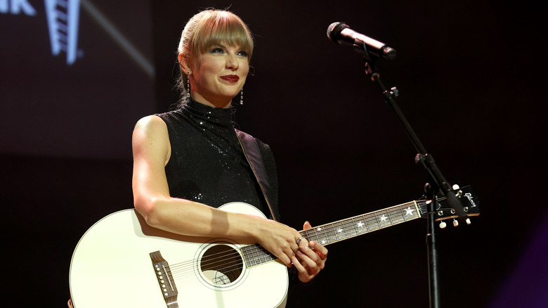 Taylor Swift tient la guitare 