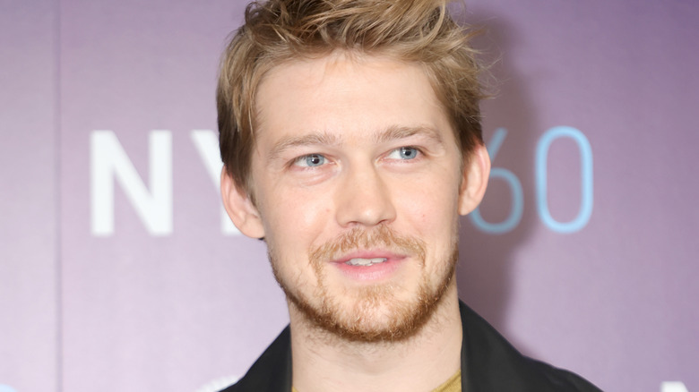 Joe Alwyn souriant