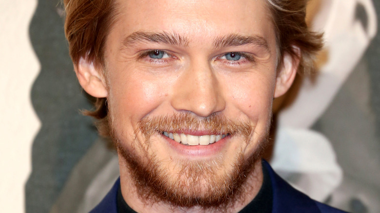 Joe Alwyn lors d'une première en 2018