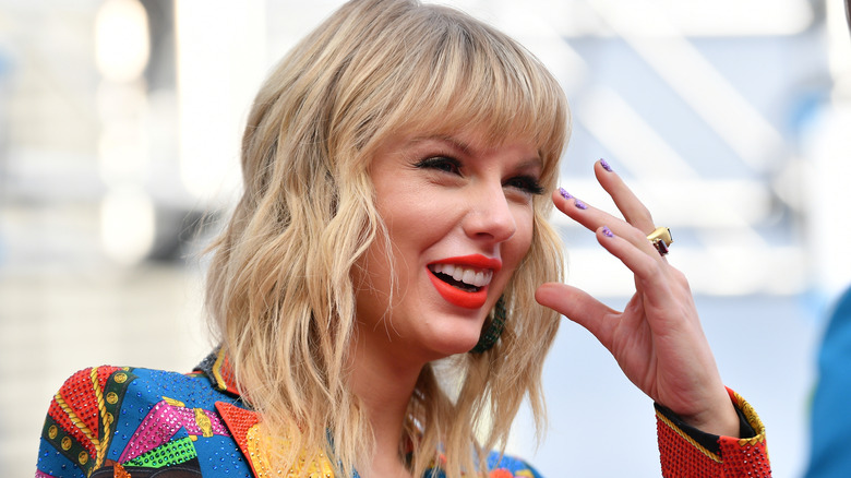 Taylor Swift rouge à lèvres rouge vif