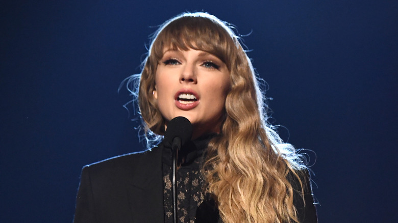 Taylor Swift prononçant un discours