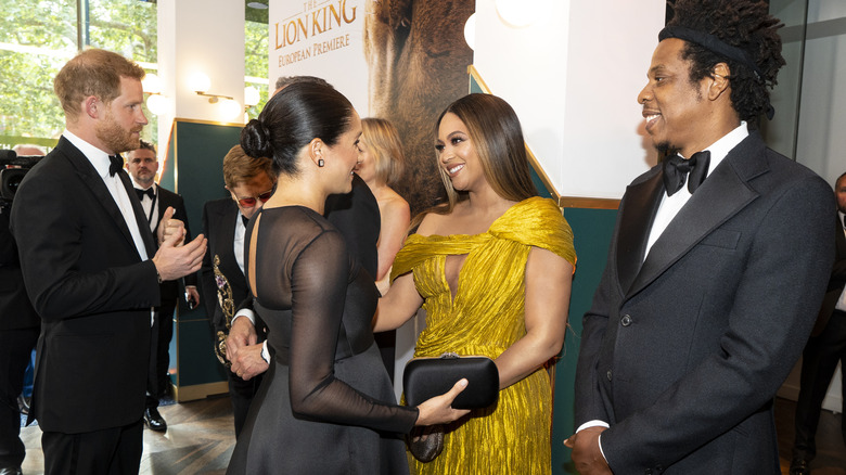 Meghan Markle, Beyoncé se sourient