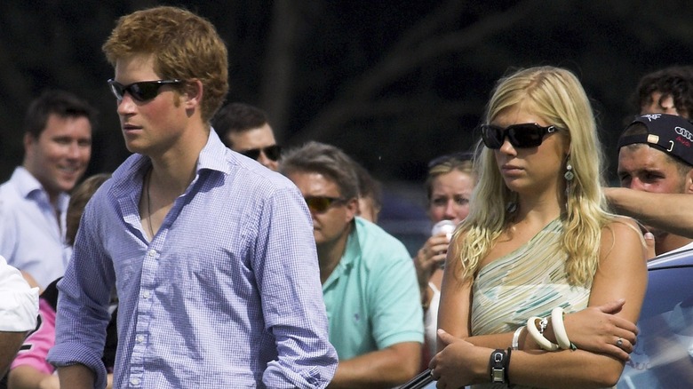 Le prince Harry et Chelsy Davy debout