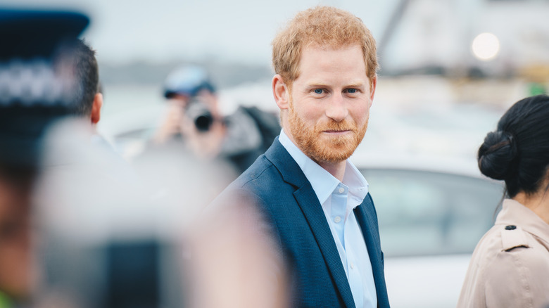 Le prince Harry souriant pour les caméras