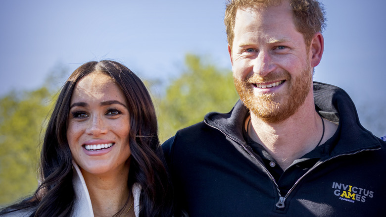 Le prince Harry et Meghan Markle posent