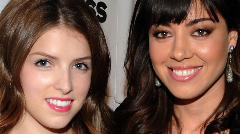 Anna Kendrick Aubrey Plaza souriant