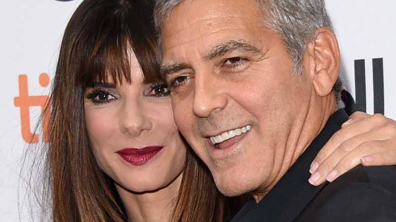 Sandra Bullock et George Clooney posent