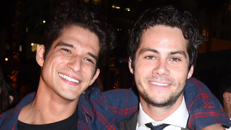 Tyler Posey et Dylan O'Brien sourient