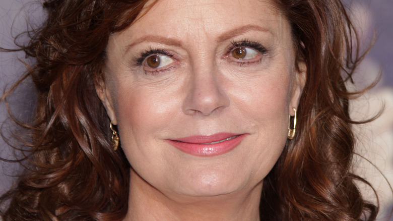 Susan Sarandon pose avec des boucles d'oreilles en or