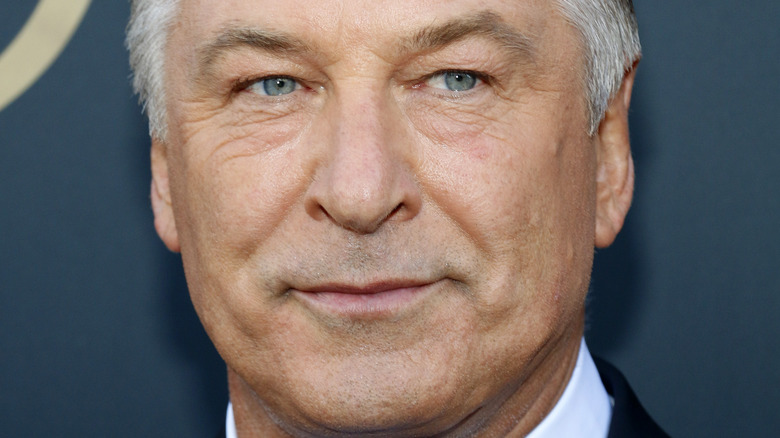 Alec Baldwin posant