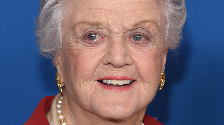 Angela Lansbury portant un collier de perles