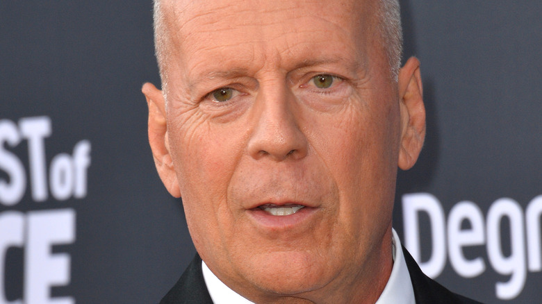 Bruce Willis a l'air sérieux