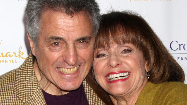 Tony Cacciotti et Valérie Harper sourient