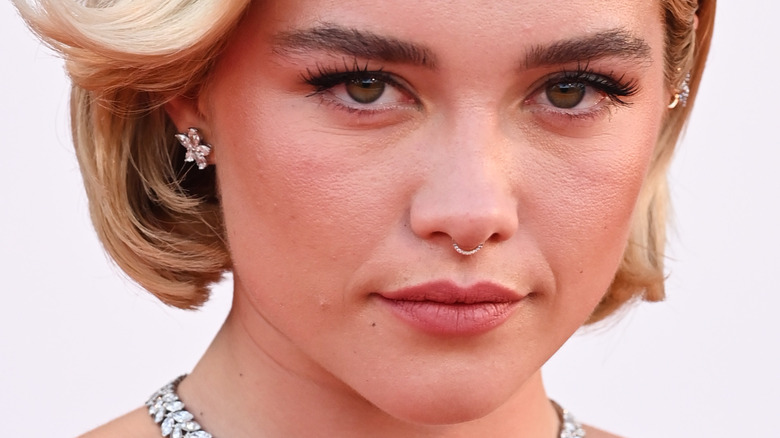 Florence Pugh aux cheveux courts, posant