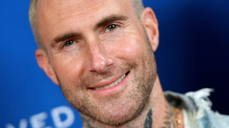 Adam Levine souriant