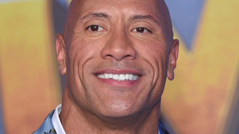 Dwayne Johnson souriant pour les caméras 