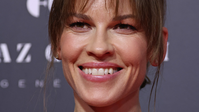 Hilary Swank frange cheveux courts