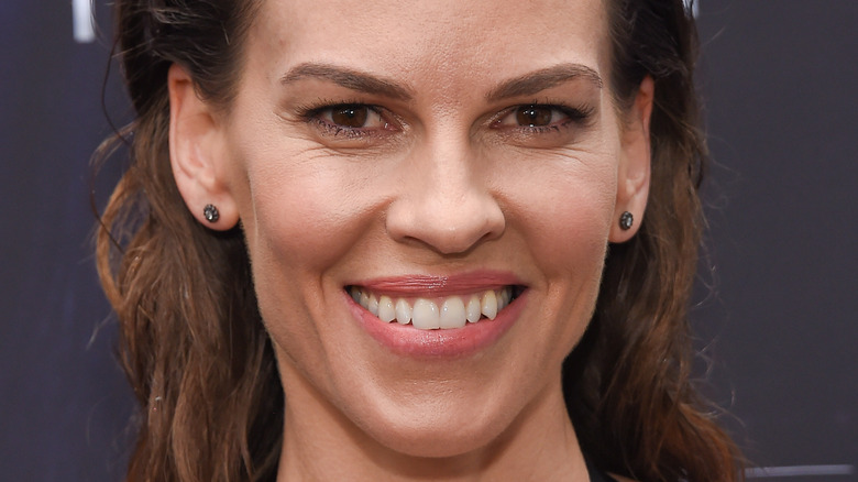 Hilary Swank souriante