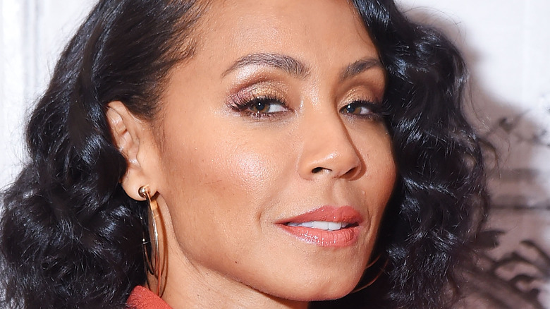 Jada Pinkett Smith posant lors d'une première