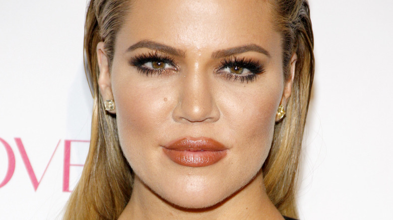 Khloe Kardashian publie un message d’intérêt public important alors que les spéculations sur son visage bandé se réchauffent