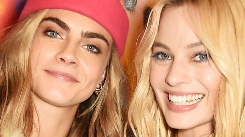 Cara Delevingne et Margot Robbie sourient ensemble