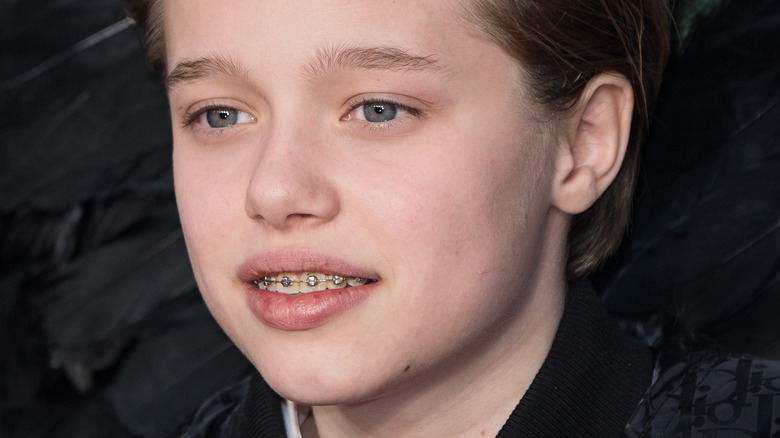 Shiloh Jolie-Pitt avec un appareil dentaire