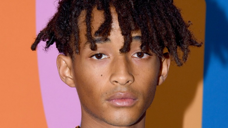 Jaden Smith regarde la caméra