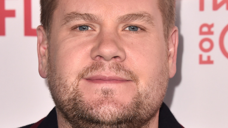 La réputation de James Corden de mauvais comportement au restaurant prend un autre grand succès