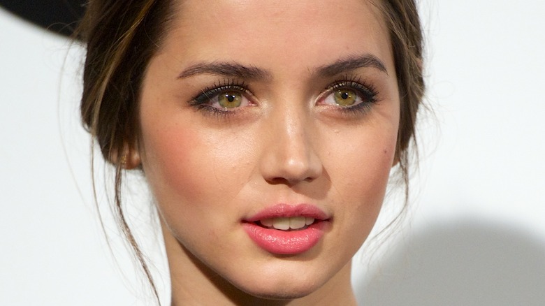 Un gros plan d'Ana de Armas