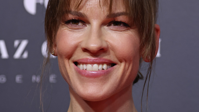 Hilary Swank souriante