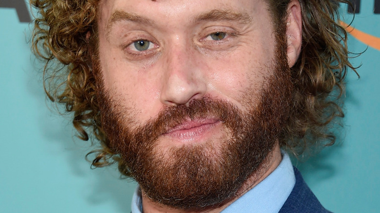 TJ Miller souriant