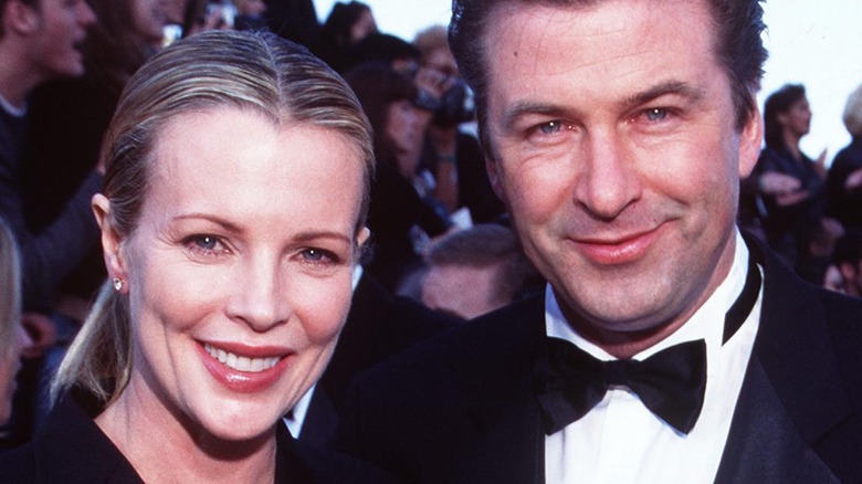 Kim Basinger et Alec Baldwin souriant