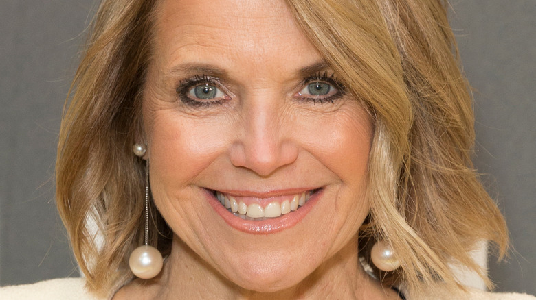 Katie Couric souriante