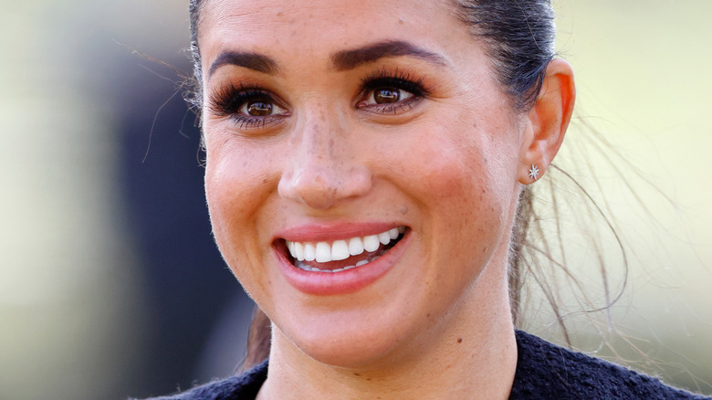 Queue de cheval souriante de Meghan Markle 