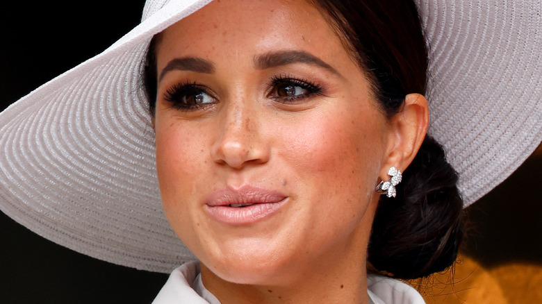 Meghan Markle portant un chapeau blanc