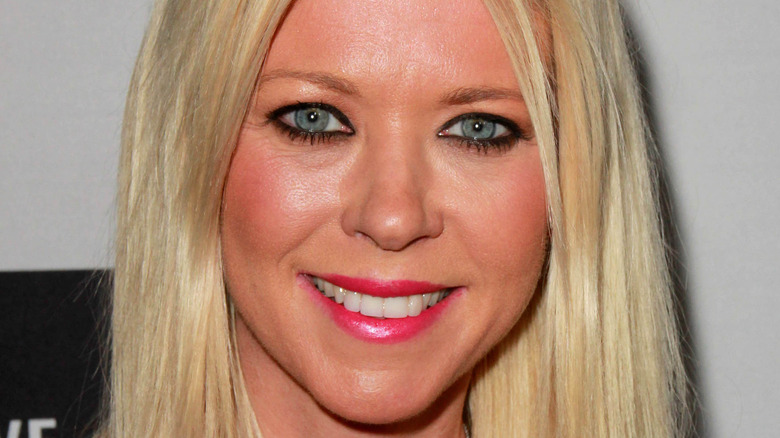 Tara Reid souriant rouge à lèvres rose