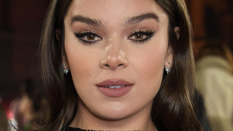 Hailee Steinfeld boucle d'oreille en argent cheveux bruns