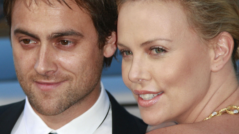 Charlize Theron et Stuart Townsend posant