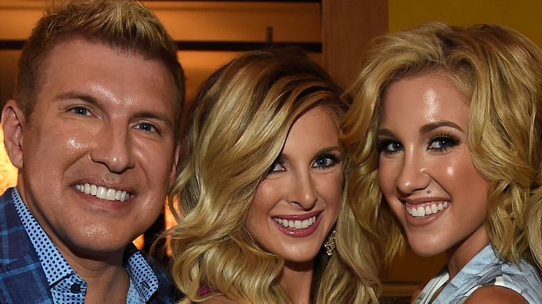 Savannah et Lindsie Chrisley critiquent le rôle de papa Todd dans l’éloignement familial