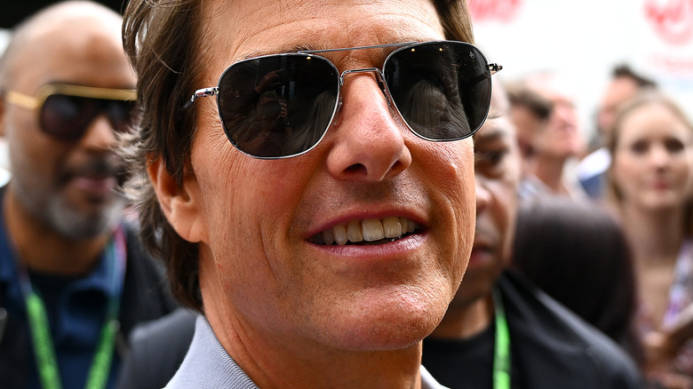 Tom Cruise porte des lunettes de soleil