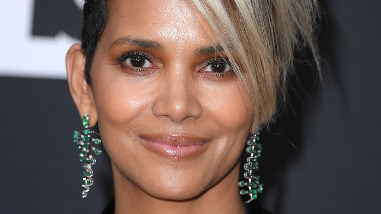 Halle Berry porte des boucles d'oreilles vertes