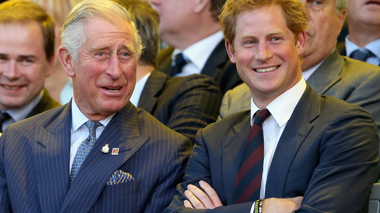 Le roi Charles, le prince Harry posant