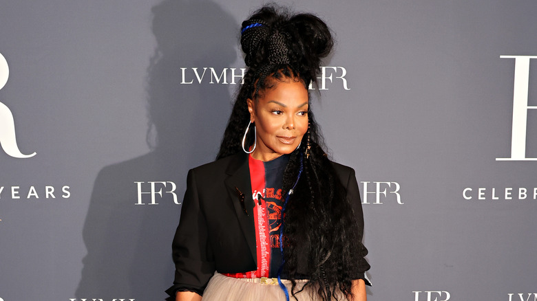 Janet Jackson regardant sur le côté